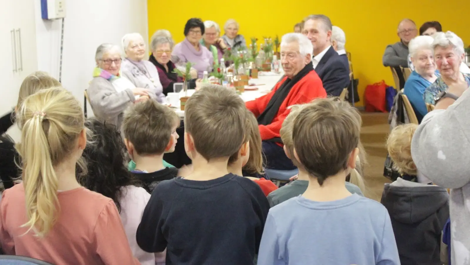 Die Kinder der gelben Gruppe des Kindergartens St. Michael Poppenricht sorgen mit ihren vorweihnachtlichen Liedern für eine gelungene vorweihnachtliche Stimmung. (Bild: Sarah Dehling)