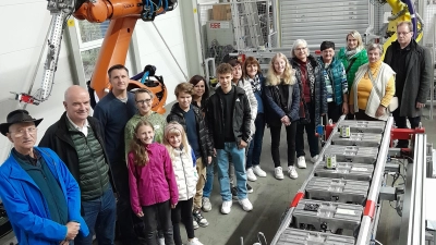 Die Besucher in der Roboterzelle (Bild: amö)