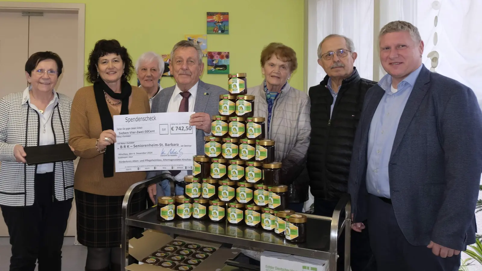 Im Rahmen der Barbarafeier im BRK Seniorenheim St. Barbara übergab der Förderkreis Altenhilfe Geschenke im Wert von 1 500 Euro. Von links: 2. Bürgermeisterin Bärbel Birner, Heimleiterin Astrid Geitner, stellv. Vorsitzende Hildegard Kohl, Vorsitzender Werner Schulz, Vorstandsmitglied Heidi Flierl, Schatzmeister Reinhold Birner, Schriftführer Martin Merkl. (Bild: Werner Schulz)