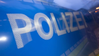 Über einen Verkehrsunfall mit einem 16-jährigen Motorradfahrer berichtet die Polizei in Sulzbach-Rosenberg. (Symbolbild: Marijan Murat/dpa)