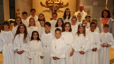 Die 22 Kommunionkinder der Pfarrei St. Antonius/ St. Wolfgang Kümmersbruck mit Kommunionbegleiterin Daniela Settele, Pfarrer Wolfgang Bauer und Gemeindereferentin Elisabeth Harlander (3. Reihe von rechts) (Bild: Gerhard Donhauser/Foto Frey)
