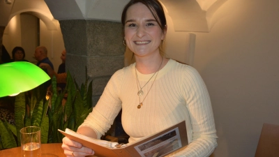 Ihr Erstlingswerk „Wen die Specht holt“ stellte Yvette Eckstein am Samstagabend im Schafferhof in Konnersreuth vor. Spannend schilderte sie die Geschichte eines Krimis, der in der Marktgemeinde spielt. (Bild: jr)