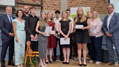 Über Staats-/Landkreispreise freuten sich (von links) Dennis Jakimenko, Emilia Nickl, Magdalena Walter, Amjad Al Khalief, Lena Spier, Marco Fuchs, Ludwig Wohlmann und Sara Zimmermann.<br>Es gratulierten Schulleiter Eduard Bauer (links), Landrat Andreas Meier (3. von links), die Klassleiter Eva Rauh (2. von links), Petra Kreuzer, Matthias Wolf und Ralf Wittmann (rechts) sowie Elternbeiratsvorsitzende Janine Neumann (2. von rechts). (Bild: Nadine Paulus)