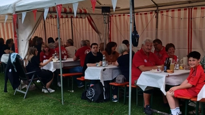 Große Teilnahme an der Jahreshauptversammlung und Sommerfest beim FC Bayernfanclub 96 (Bild: Alois Hümmer)