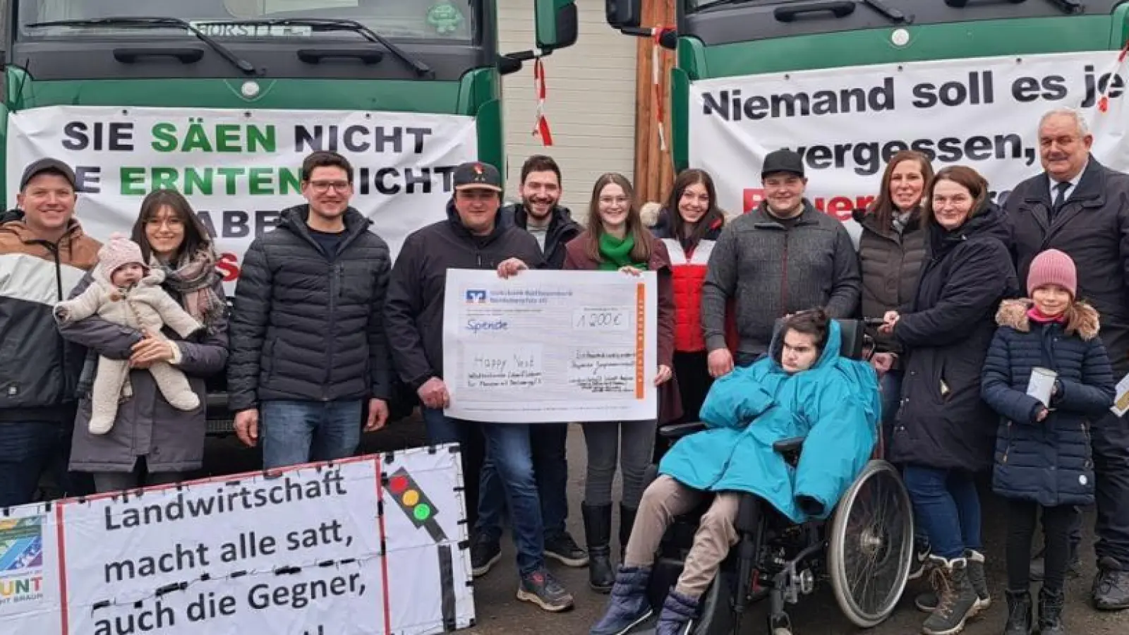 Die Scheckübergabe mit Vertretern der Firma Biogas Schedl, des Rings junger Landwirte Tirschenreuth, des Vereins „Happynest” sowie Bürgermeister Johann Burger. (Bild: Familie Schedl/exb)