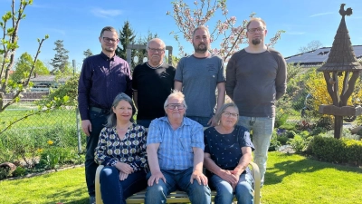 Ein Teil der neuen Vorstandschaft. unten von links: Benedicte Bodelle, Reinhard Heller, Bianca Heller. oben von links: Lars Trinks,Hans Süß, Thomas Hausner, Sebastian Poß. (Bild: Cornelia Heller-Trinks)