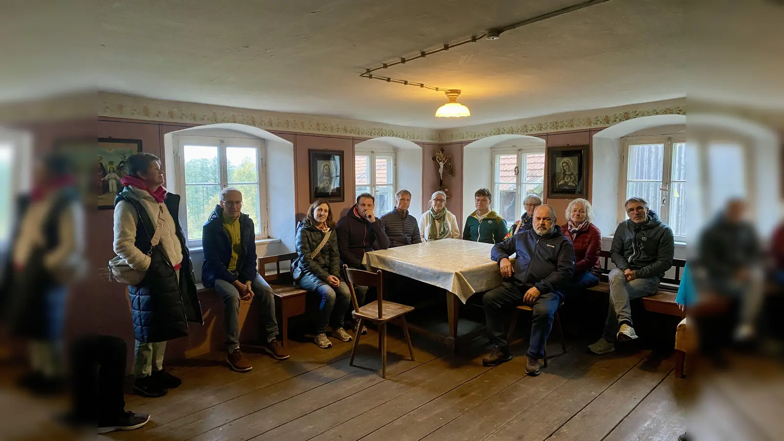 Die Gruppe aus Freudenberg in der Stube des Waldlerhofes. (Bild: Ina Piehler)