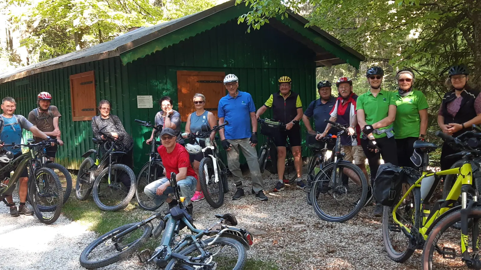 Die Radgruppe des Fichtelgebirgsvereins Nagel radelte um die Kösseine. Vor der Hirscherhütte war Gelegenheit für ein Gruppenfoto. (Bild: Andreas Thillmann/exb)