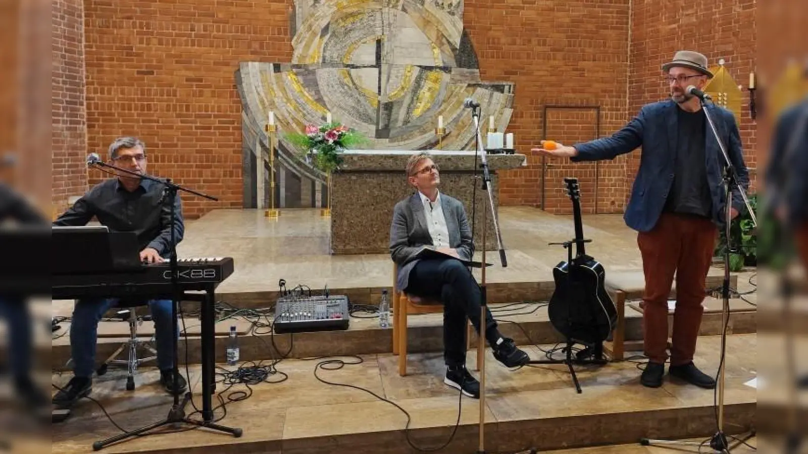 Das Trio mit (von links) Franz Schuier, Pfarrer Christoph Seidl und Hubert Treml berührt die Zuhörer mit einem Konzert in der Kirche Maria Waldrast in Weiden.  (Bild: Susanne Döbereiner)