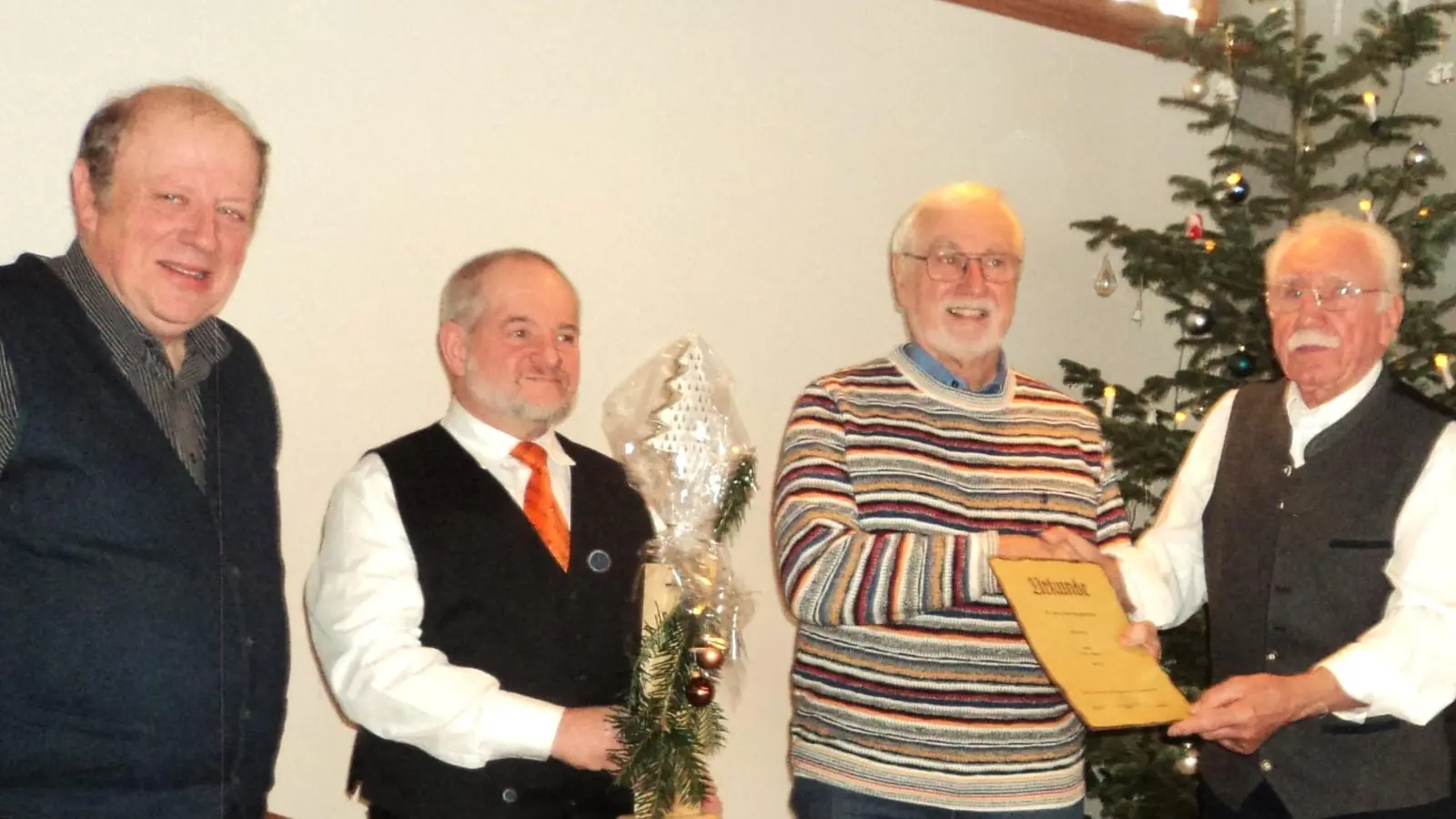 Chorleiter Michael Koch (links) und Peter Pichl sowie Siegmund Kochherr (rechts) danken Erwin Oppelt (Zweiter von rechts) namens des Vereins für seine langjährige Mitgliedschaft. (Bild: Kochherr/exb)