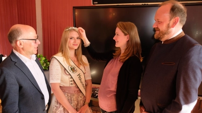 Ein Akt mit viel Symbolkraft: Monika I., die bisherige Holunderkönigin (3.v.li.), krönt ihre Nachfolgerin Barbara Hauer. OGV-Kreisvorsitzender Bürgermeister Albert Nickl (li) und Landrat Andreas Meier beobachten die Zeremonie mit großem Wohlgefallen.  (Bild: Robert Dotzauer)