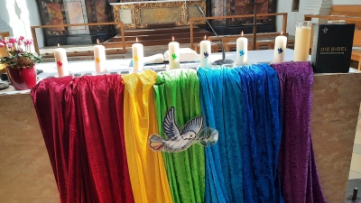 Regenbogentücher am Altar (Bild: Berger Andrea)