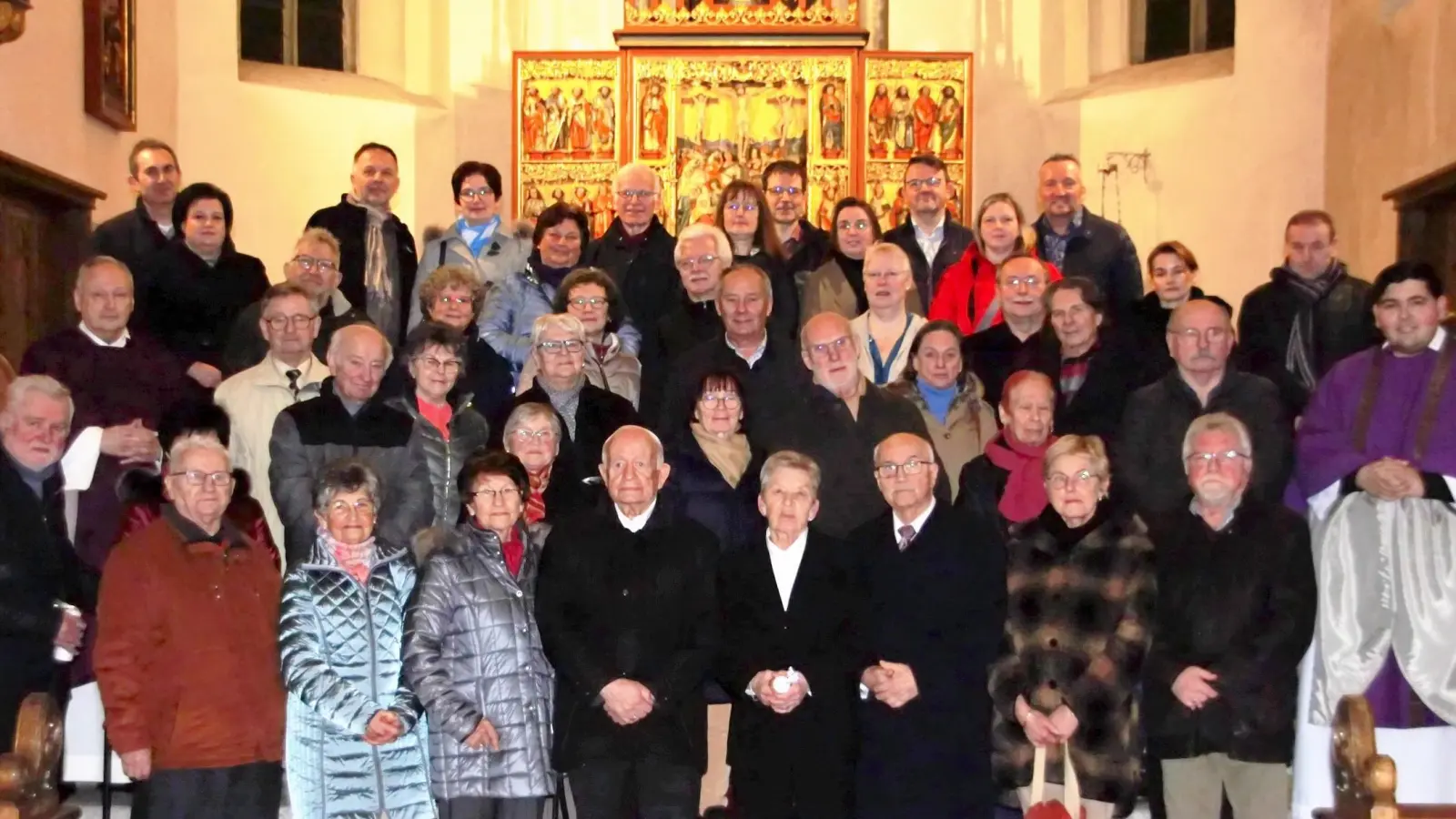 24 Paare, die zwischen 20 und 60 Jahre verheiratet sind, feierten gemeinsam in einem Gottesdienst Jubiläum. (Bild: Doris Rösch/exb)