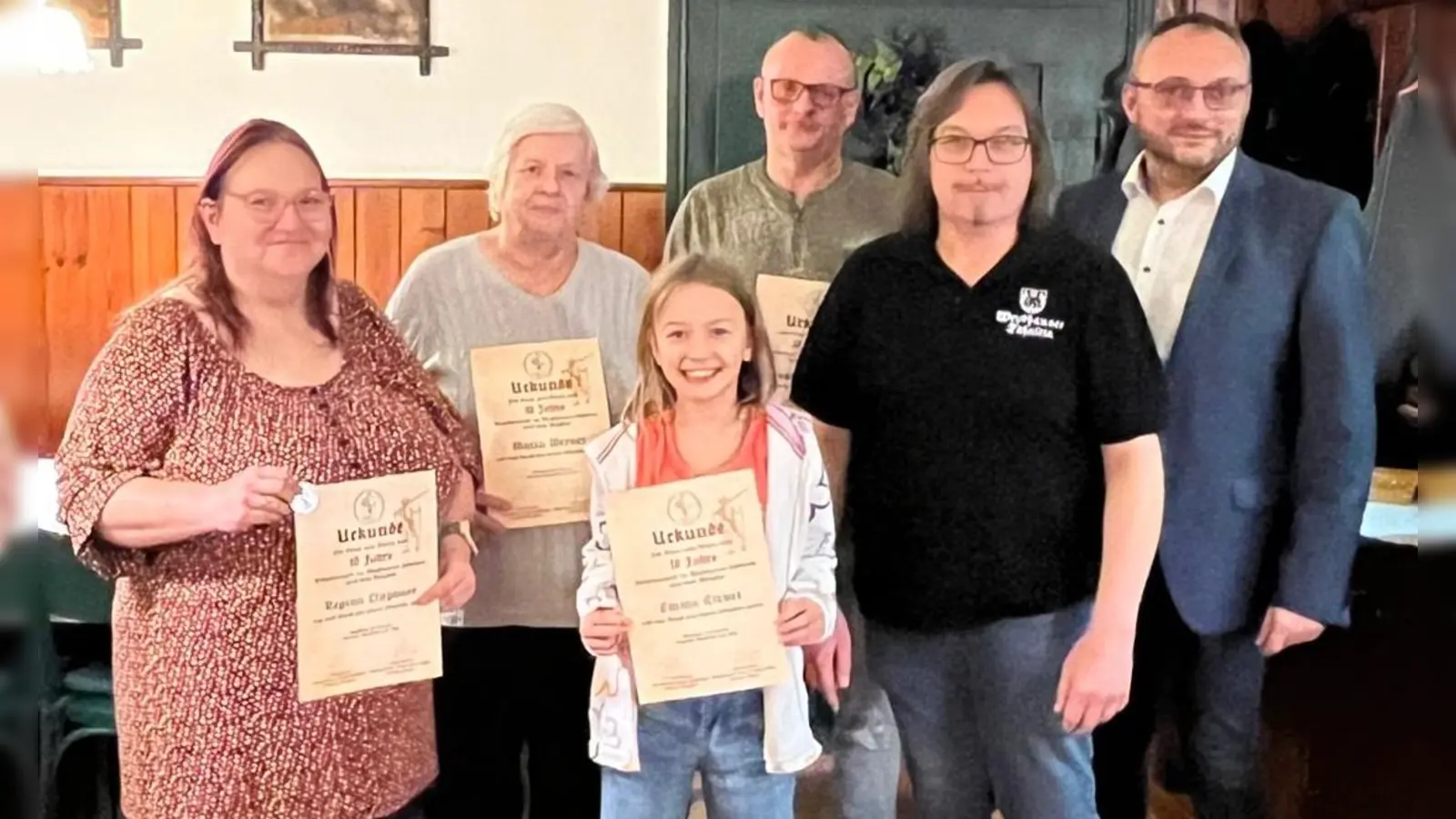 Regina Lingauer, Maria Werner, Andreas Federl und Emma Kirner erhielten für 10 Jahre Treue zum Weydhauser Fähnlein eine besondere Ehrung aus der Hand des bisherigen 1. Vorsitzenden Andreas Ringholz im Beisein von 1. Bürgermeister Markus Bauriedl. (Bild: Tobias Kirner)