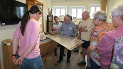 Benno Krottenthaler zeigt anhand von technischen Zeichnungen die Entwicklungen im Glasofenbau (Bild: Barbara Habel)