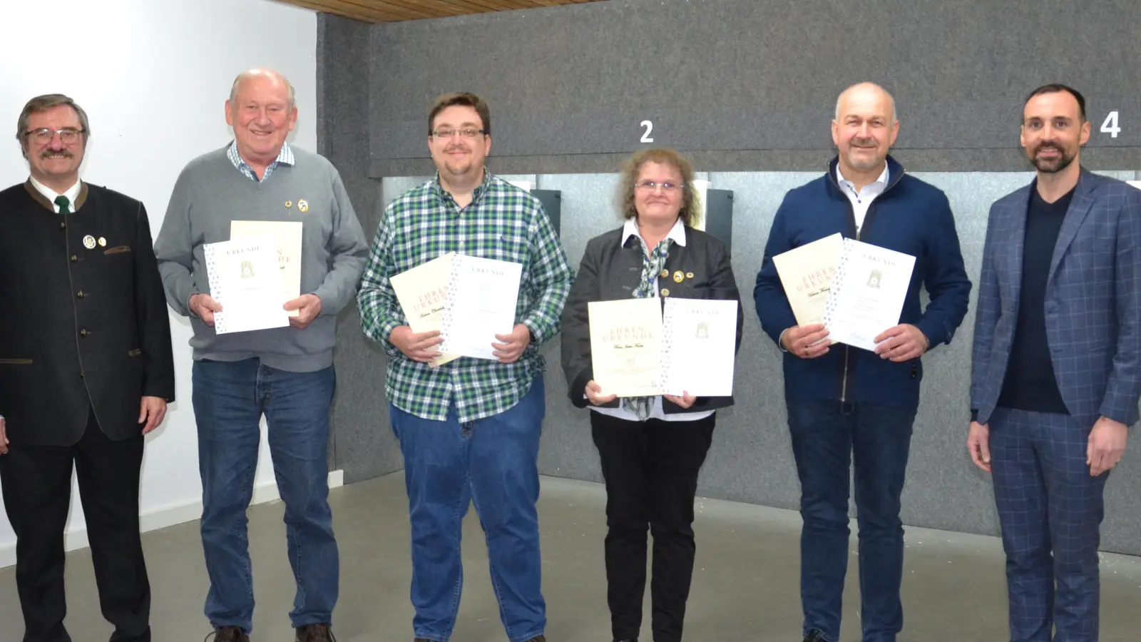 Treue und verdiente Mitglieder der Moosbacher Schützengesellschaft werden mit der Ehrennadel in Gold und Silber ausgezeichnet. Dazu gratulieren Zweiter Gauschützenmeister Anton Hirnet (links) sowie Bürgermeister Armin Bulenda (rechts).<br> (Bild: gi)