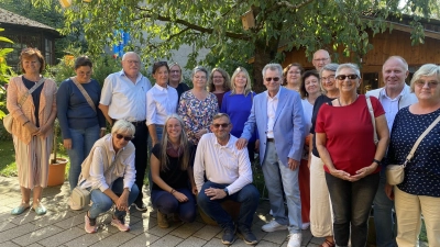 Die MENTOR-Lesepaten, Schulleitungen und Schnaittenbachs Bürgermeister Marcus Eichenmüller (2. von rechts) mit Schirmherrin Nadine Hofmann (vorne, 2. von links) sowie Projektleiter Erhard Ströhl (vorne, 3. von links) (Bild: AOVE)