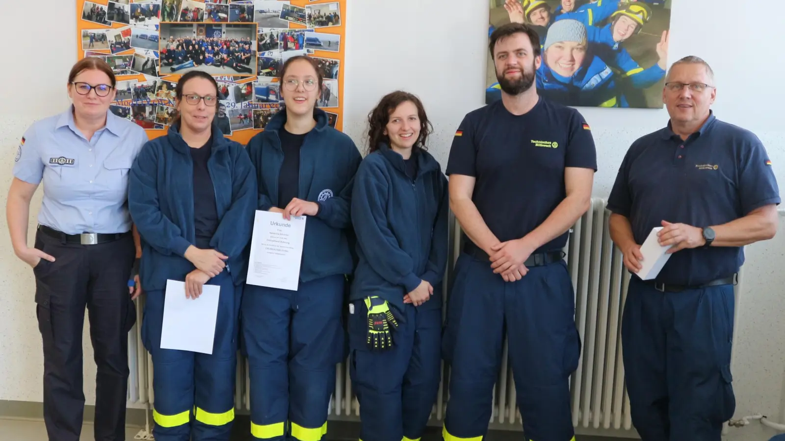 Die Grundausbildungsprüflinge: Eva Fornsire-Birner, Natalie Bäumler,Julia Roith, Thomas Roith (von links). . Die Ausbilder: Denice Schubert (links) und rechts Thomas Lipp (rechts).  (Bild: Friedrich Kristel)