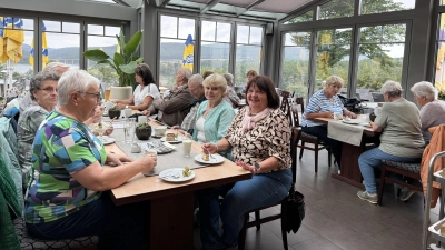 Die Pfarrsenioren beim Kaffeetrinken am Eixenberger See. (Bild: Regina Frischholz)