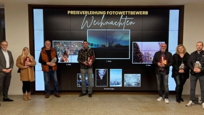 Im Foyer des Rathauses Waldsassen wurden die Gewinner des Fotowettbewerbs der Stadt Waldsassen prämiert. Im Hintergrund auf dem großen Bildschirm die Motive, die von der Jury als die besten Einsendungen ausgewählt wurden. Im Bild: (von links) Bernd Sommer, Melissa Hutzler, Peter Bindl, Florian Rosner, Robert Gruber, Manuela List und Simon Nickl.  (Bild: Stadt Waldsassen/exb)