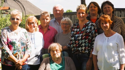 Der neue Vorstand des Obst- und Gartenbauvereins Erbendorf: (von links) Brigitte Neumann, Lucia Heindl, Gerd Neumann, Ernst Stahl, Elisabeth Ockl, Sonja Regnet-Michl, Maria Kraus, Beatrix Schmidt, Monika Stock und Heidi Fütterer (sitzend). (Bild: OGV Erbendorf/exb)