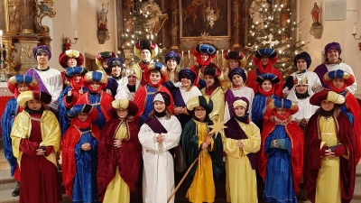 Gruppenbild der Sternsinger in Oberviechtach. (Bild: Anita Niebauer)