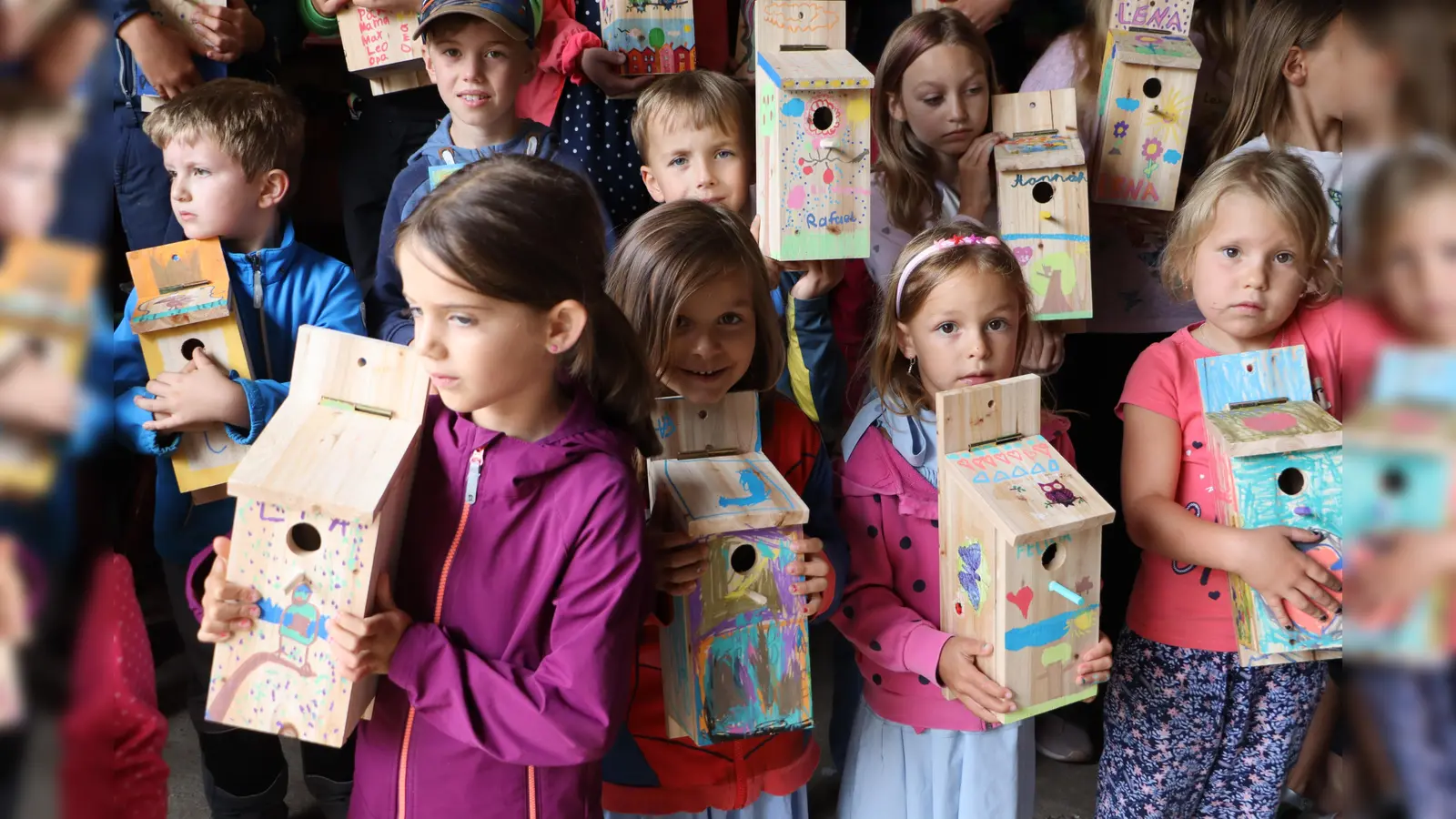 Stolz präsentieren die Kinder ihre Vogelhäuschen. (Bild: Rudi Gruber)