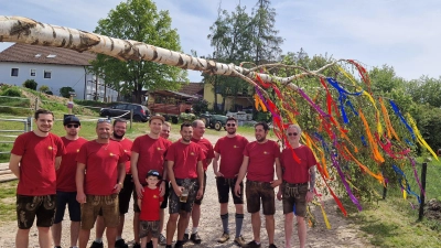 Der Maibaum-Trupp der FFW Sonnenried mit Kommandant Andreas Giehrl (3. von rechts).  (Bild: Max Prechtl)