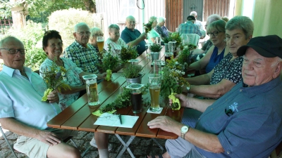 Die Anwesenden freuen sich über die schönen „Kräuterbuschen“ für daheim zur Abwehr von Unwettern nach der kirchlichen Weihe an Maria Himmelfahrt. (Bild: Klaus Peter Rohrer)