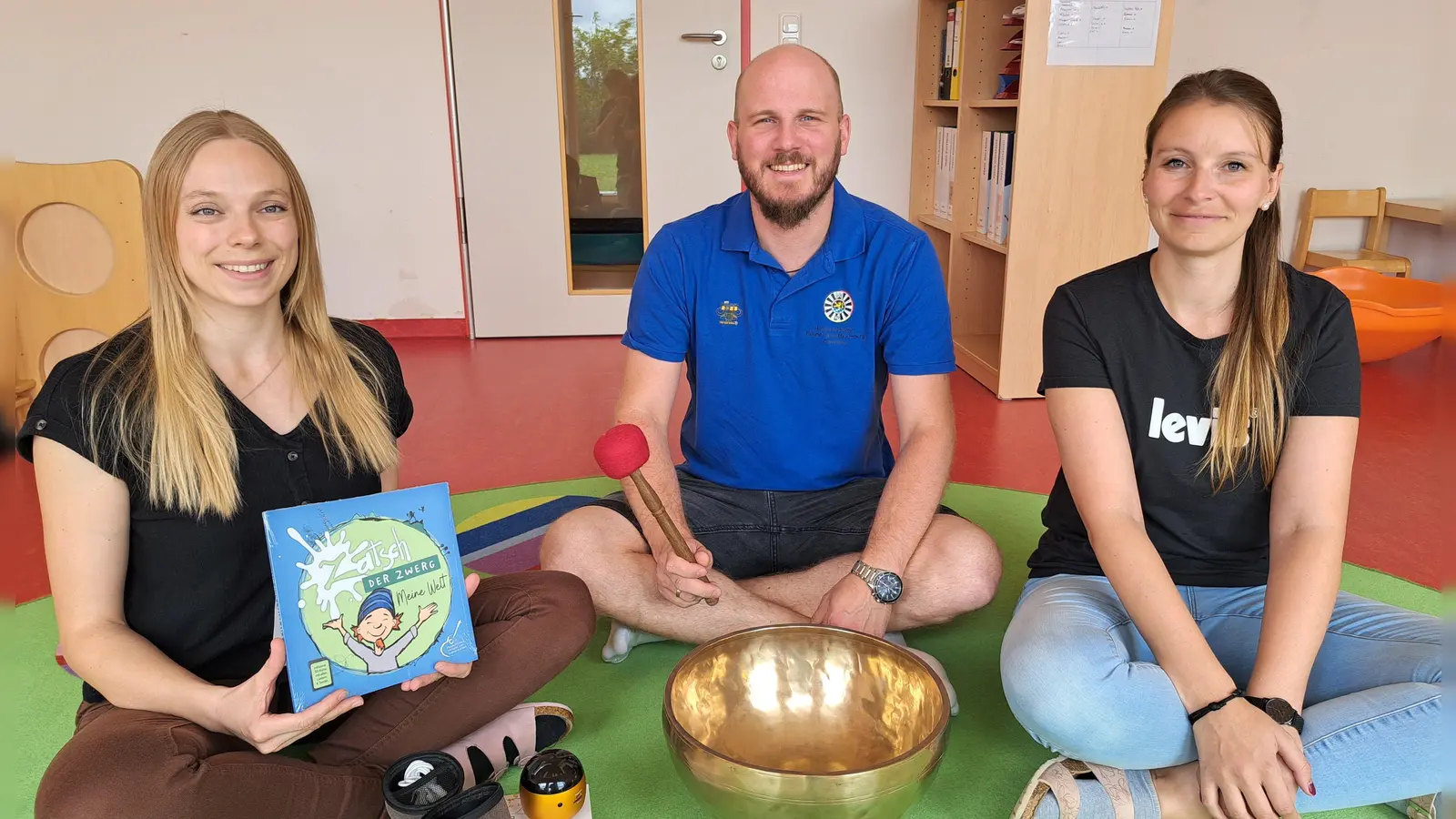 Von links nach rechts: Katharina Peter (Kinderpflegerin &amp; zertifizierte Entspannungstrainerin), Bastian Prechtl (Round Table 69 Amberg), Verena Nebl (stellvertretende Einrichtungsleitung)<br><br> (Bild: Fabian Lotter )