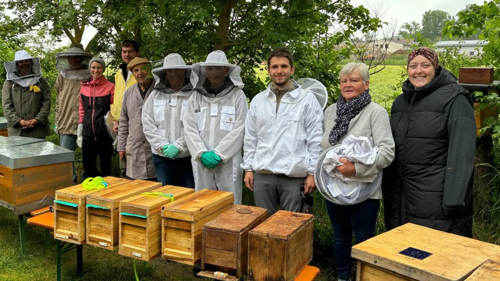 Das Bild zeigt einen Teil der Gruppe mit Ausbilder Bronold bei der Übergabe der Bienenableger.  (Bild: Karlheinz Dausch)