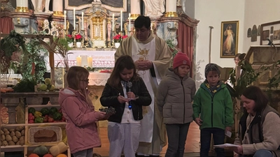 Die Kinder stellen Trauben und Brot vor und bringen diese zur Gabenbereitung Pater Ivan. (Bild: Nicole Schusser-Schindler)