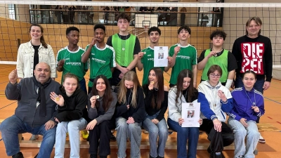 Freudestrahlend zeigten die Schülerinnen und Schüler aus dem Dreifaltigkeitsviertel ihre Gold- und Silbermedaille, die sie im Volleyball-Oberpfalzfinale erreicht haben stehend v.r.n.l. Armin Küste (Konrektor), Furkan Demir, Luai Khalaf, Aydil Bader, Bujar Aziz, Alexander und Siem Tkaba und Lehrerin Alisha Haller, sitzend v.r.n.l. Gabi Galeza, Sofia Teplinskaia, Mimi Blasini, Narmin Badr, Lilly Engel, Kassendra Holmer und Sportbeauftragter Thomas Gebele.<br> (Bild: Philipp Keilholz)