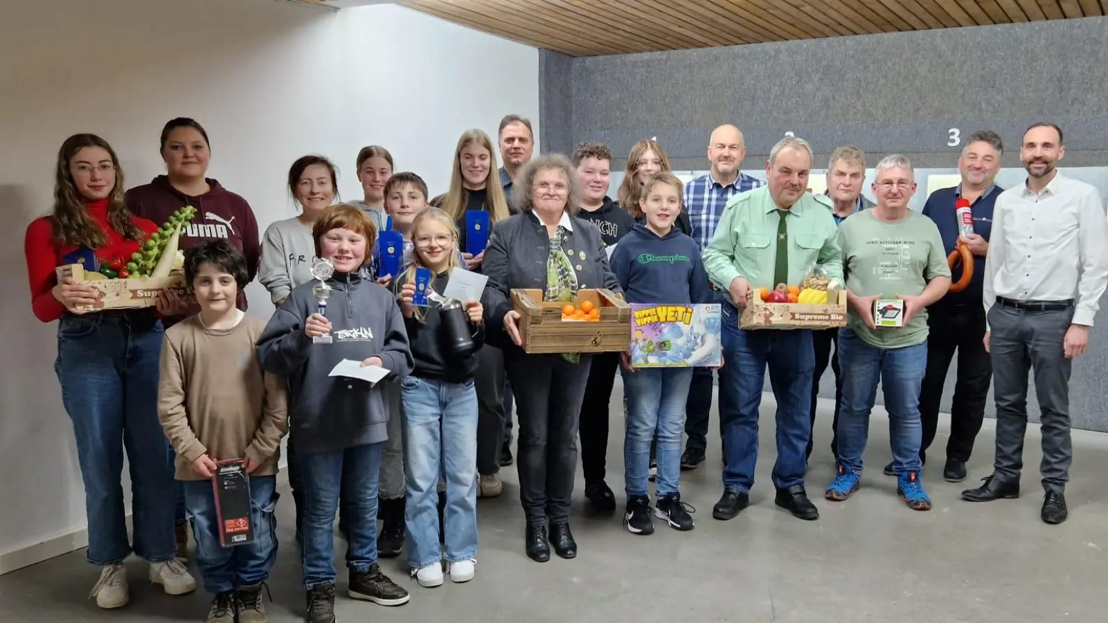 Preisträger vom Nikolaus-, Pokal und Meister-Schießen mit Schützenmeisterin Jutta Fuchs (Erste Reihe, Vierte von links), Sportleiterin Theresa Guttenberger (Zweite von links) und Bürgermeister Armin Bulenda (rechts) (Bild: Jutta Fuchs)