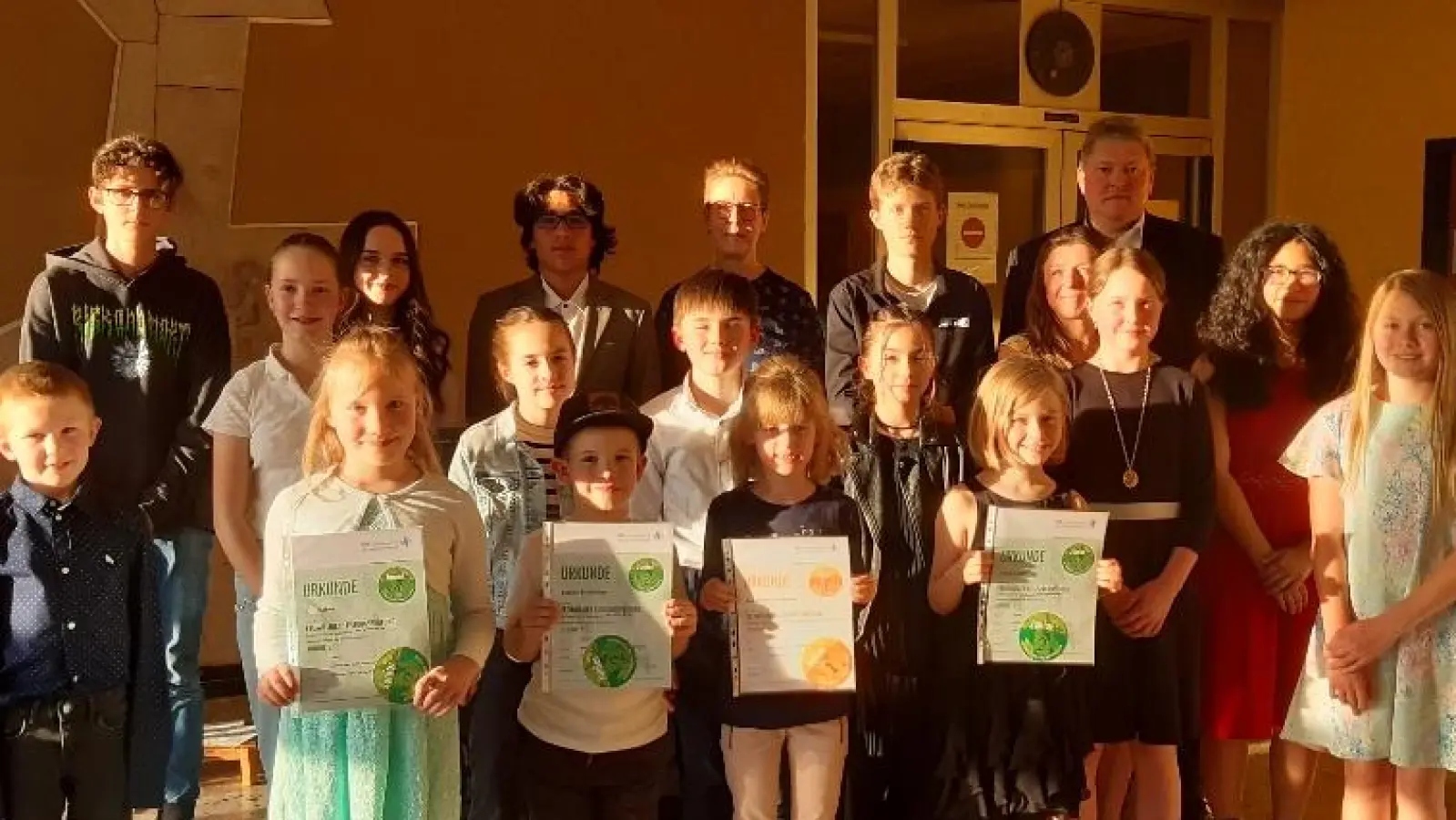 Zweiter Bürgermeister Bernhard Schmidt (hinten, rechts), Klavierlehrerin Veronika Hille (Vierte von rechts) und stellvertretende Schulleiterin Klaudia Kormann (hinten, Mitte) waren von den Darbietungen der Schüler und Schülerinnen begeistert. (Bild: Kreismusikschule/exb)