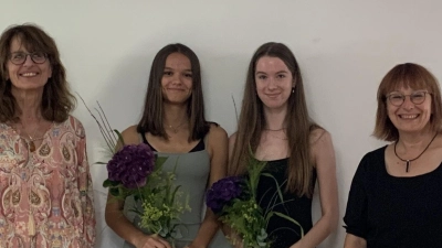 Margareta Lankes (links/Vorsitzende Förderverein) und Schulleiterin Conny Wrobel (rechts) gratulierten den besten Absolventinnen Milla Kuhnert (Zweite von links) und Leni Eckert. (Bild: Christine Wocheslander/exb)