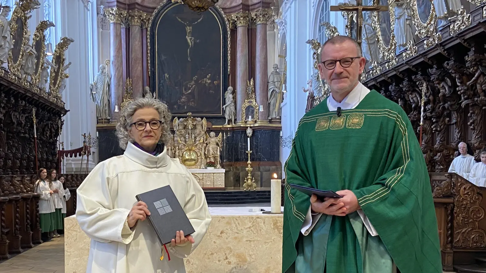 Gertrud Hankl erhielt das liturgische Buch, mit dem sie zukünftig ihren Dienst ausführen wird. (Bild: Pfarramt Waldsassen/exb)