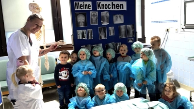 „Darf ich vorstellen? Das ist Hubert.” Mandy Fuchs stellt den Kindergartenkindern den ältesten Mitarbeiter der Klinik vor. (Bild: Theresa Reitinger)