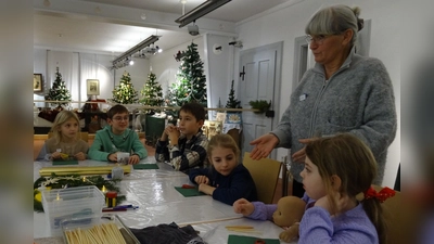 Gaby Saller mit Kindern beim Basteln der Strohsterne. (Bild: Manuel Dörfler)