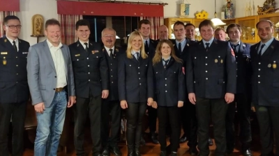 Die Vorstandschaft mit den Ehrengästen (von links): Kreisbrandinspektor Armin Daubenmerkl, Bürgermeister Alwin Märkl, Kreisbrandmeister Dominik Ernst, Ehrenkreisbrandrat Fredi Weiß, Julia Viehauser, Philipp Koch, Michael Koch, Elisabeth Schmidl, Dominik Baumer, Tobias Grosser, Patrick Bamler, Martin Schießlbauer, Felix Schatz, Michael Baumer  (Bild: Anna-Lena Schlosser/exb)