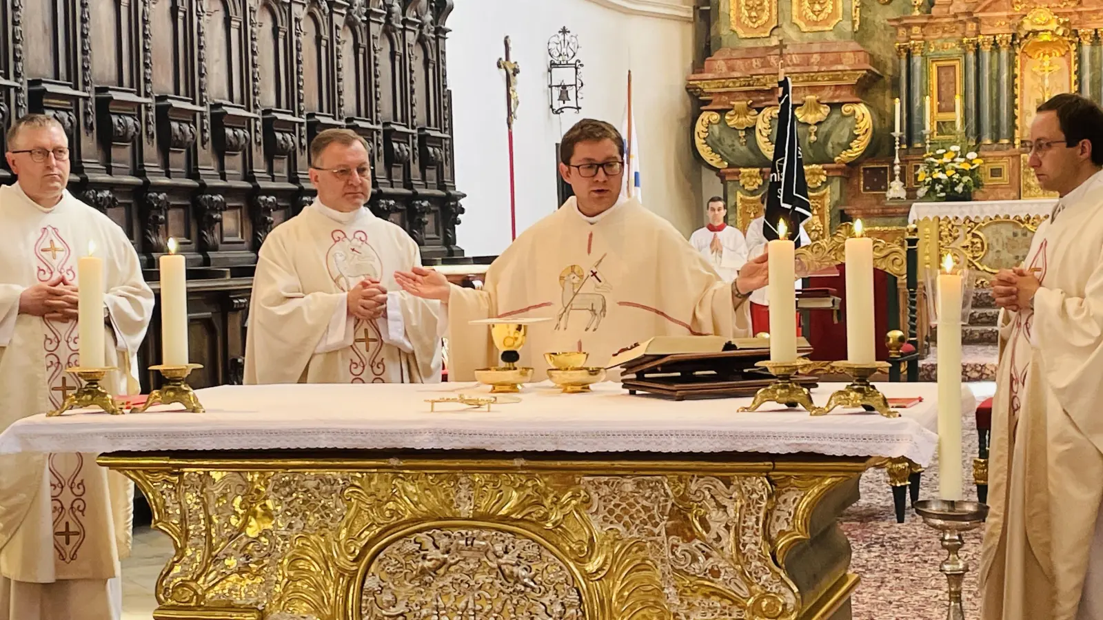 Pfarrvikar Stefan Danko (links), Stadtpfarrer Markus Brunner (Zweiter von links) und Kaplan Johannes Spindler (rechts) zelebrierten mit Neupriester Matthias Merkl (Zweiter von rechts) die Messe zur Nachprimiz. (Bild: Stephan Weiß/exb)