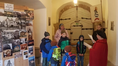 Schlossführerin Helene Rolle führt die interessierten Kinder im Rahmen der Ferienbetreuung durch das Schloss Burgtreswitz. (Bild: gi)