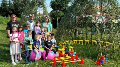 Anja Kellerman (stellvertretende Kinderhausleitung), Anja Schmidt (2. Vorsitzende Elternbeirat), Stefanie Tanner (1. Vorsitzende Elternbeirat) freuen sich mit den Kindern über die neuen Spielsachen (von links).  (Bild: Kinderhaus St. Barbara/exb)