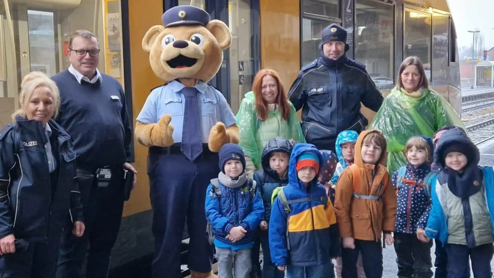 Bahnverkehrserziehung mit Toni dem Polizeibären. (Bild: Tobias Pfeiffer)