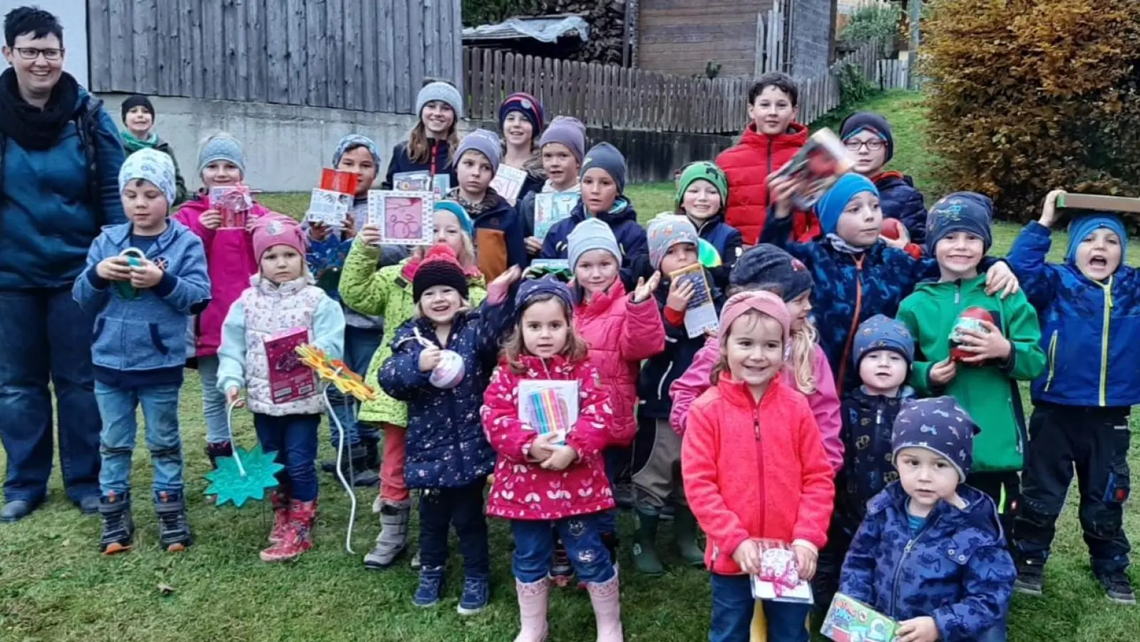 Die Leiterin der Kindergruppe, Christina Betz und die fröhliche Kinderschar nach der Preisverleihung.  (Bild: Maria Hoch/exb)