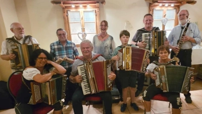 Vorne sitzend: Neukirchner Trio mit Nicole, Manfred und Traudl Reitmeier, dazwischen stehend Josef Novak, hinten Helmut Jilg, Werner Ponnath, Maria Storek, Alois Lindner und Herbert Storek. (Bild: B. Hecht)