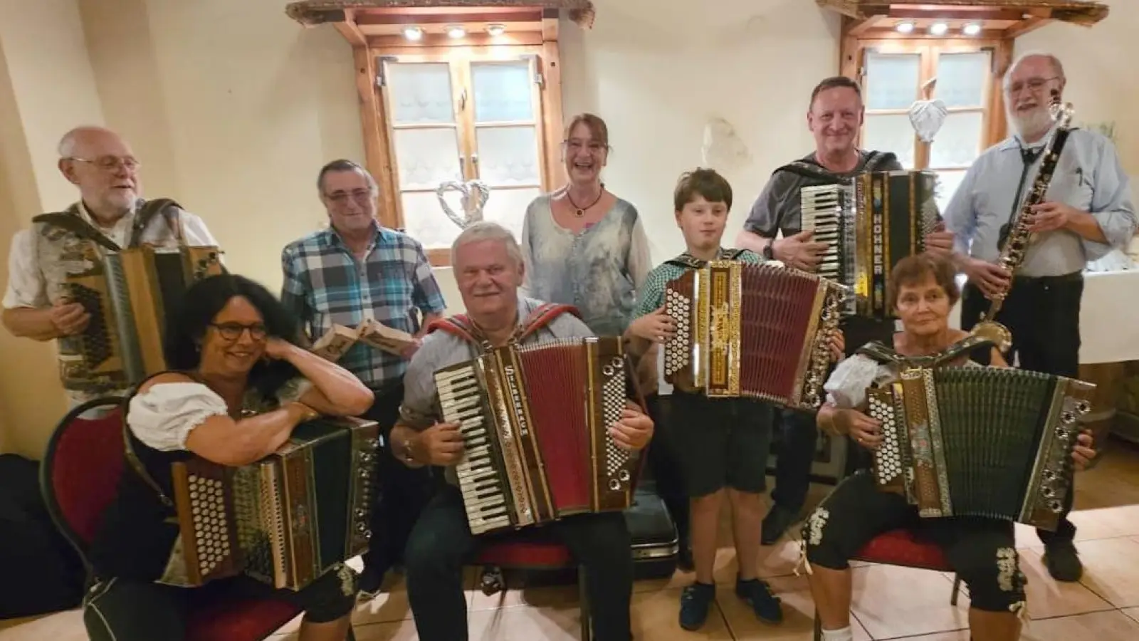 Vorne sitzend: Neukirchner Trio mit Nicole, Manfred und Traudl Reitmeier, dazwischen stehend Josef Novak, hinten Helmut Jilg, Werner Ponnath, Maria Storek, Alois Lindner und Herbert Storek. (Bild: B. Hecht)