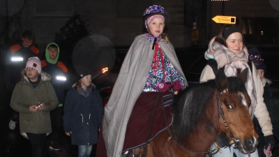 Nach allter Tradition reitet Sankt Martin auf dem Pferd durch die Straßen von Ebnath. (Bild: Josef Söllner)