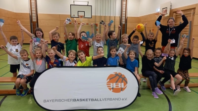 Großer Jubel in der Turnhalle der Grundschule beim Basketball-Aktionstag (Bild: Doris Bodensteiner)