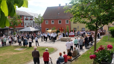 Die katholische Kirchengemeinde St. Johannes der Täufer feiert das Fronleichnamsfest mit Prozession und hält die erste Station in der Marktplatzanlage. (Bild: Fred Lehner)